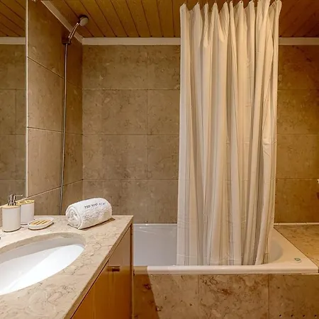 Noir Oriente 1br Apartment Lisbon